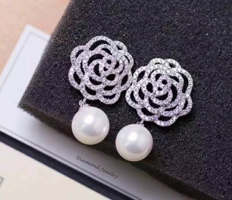 Premium Quality !!!! ต่างหูดอกคามิเลียประดับมุกงานเพชร CZ แท้ งานเพชรละเอียดดดมากกกกกก ของจริงสวยมากๆๆๆนะคะ แม่ค้า confirm ค่ะ ดีไซส์หวานๆเก๋ๆ ใส่ออกมาน่ารักม๊วกๆๆๆจ้าา เพชรสวยวิ้งทุกเม็ดไร้ที่ติด มุกสวยไร้รอย ตัวเรือนสีเงินชุบ 18KGP ไม่ลอกไม่ดำ Made in K