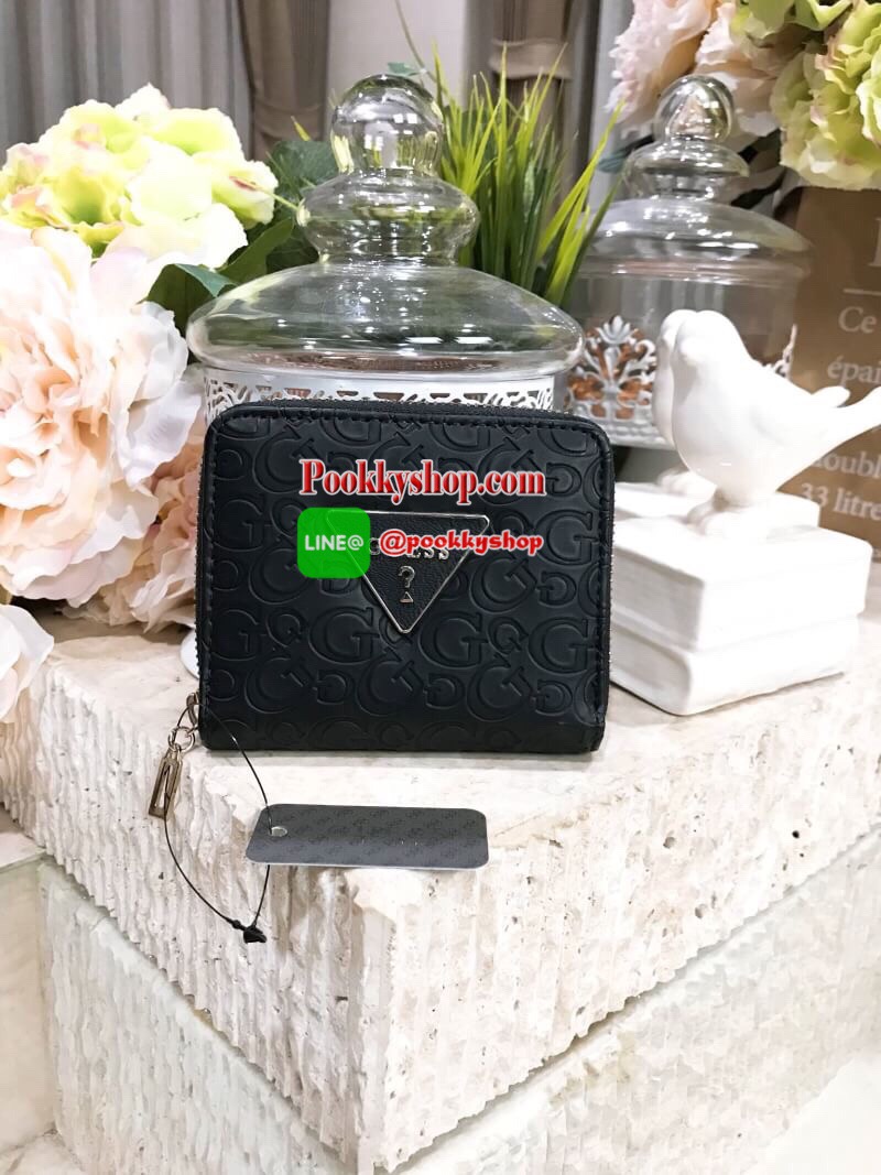 พร้อมส่งความสวย! NEW ARRIVAL! GUESS FACTORY WOMEN'S SHORT WALLET กระเป๋าสตางค์สั้นรุ่นใหม่ล่าสุดไอเท็มแนะนำวัสดุหนังปั้มโลโก้รอบใบสวยอยู่ทรงด้านหน้าประดับโลโก้แบรนด์ ภายในมีช่องใส่ธนบัตรใส่เเบงก์พันได้ มีช่องใส่เหรียญ ช่องใส่บัตรหลายช่อง ตัวจริงสวยน่