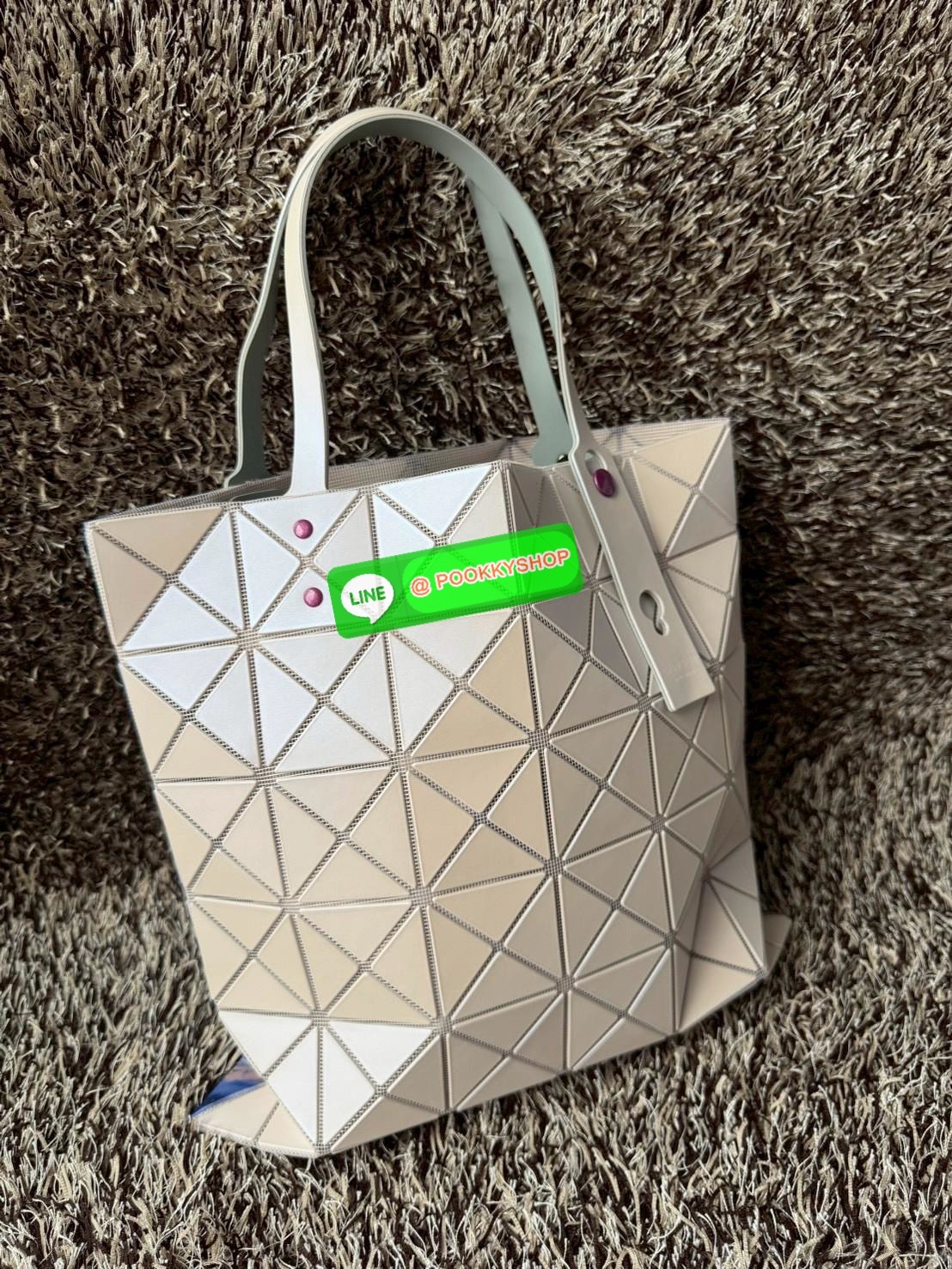 Baobao Issey Miyake x Labubu tote bag อีกหนึ่งซีรีย์สุดลิมิเตทที่น่าสะสม กำลังเป็นกระแสสำหรับ Labubu อาร์ตทอยชื่อดังที่ทุกคนรู้จัก คอลเลคชั่นนี้สื่อถึงความรู้สึกอารมณ์ผ่านตัวละครออกมาได้ดีเลยทีเดียว เป็นกระเป๋า ที่เหมาะกับการใช้งานในชีวิตประจำวัน ด้วยขนาด