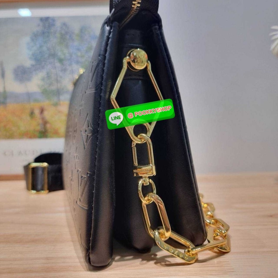 LV coussin pm bag 🔆 Details กระเป๋าสะพายกึ่งคลัชท์ สุดล้ำ ดีไซน์ใหม่ สีลิมิเต็ด ล่าสุดจากเคาน์เตอร์ duty free มาแรงมาก ด้วยความสวยปังตั้งแต่แรกเห็น มาพร้อมสาย 2 เส้น สวยลัคชูแบบสับๆ มีสายโซ่ที่มีดีเทลละเอียดไม่ซ้ำ และสายสปอร์ตครอสบอดี้ ที่จะคล้องไ