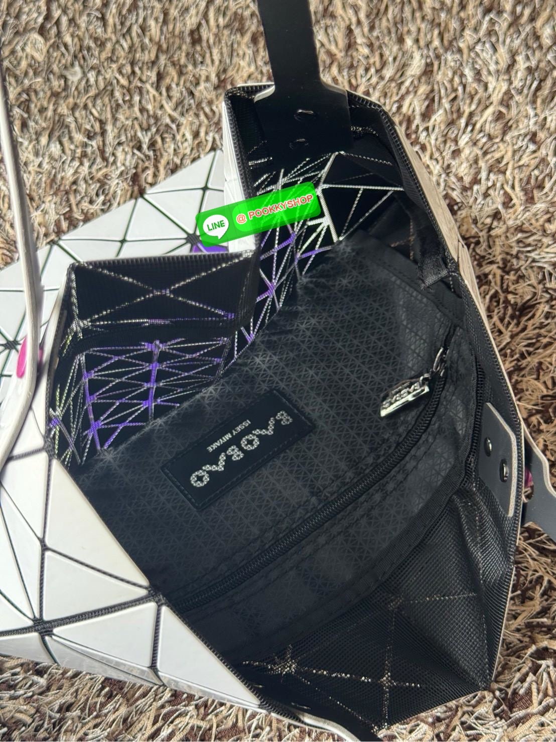 Baobao issey miyake Fruit กระเป๋าโท้ทซีรีย์รุ่นนี้มีลวดลายผลไม้น่ารัก ชิ้นส่วนตรงกลางถูกแทนที่ด้วยชิ้นส่วนต่างๆ ทําให้เกิดลวดลายดูมีมิติ เป็นขนาดที่เหมาะกับเอกสาร A4 และแล็ปท็อปขนาด 13 นิ้ว นอกจากนี้ยังมีกระเป๋าซิปด้านในที่สะดวกสําหรับจัดเก็บสิ่งของมีค่า