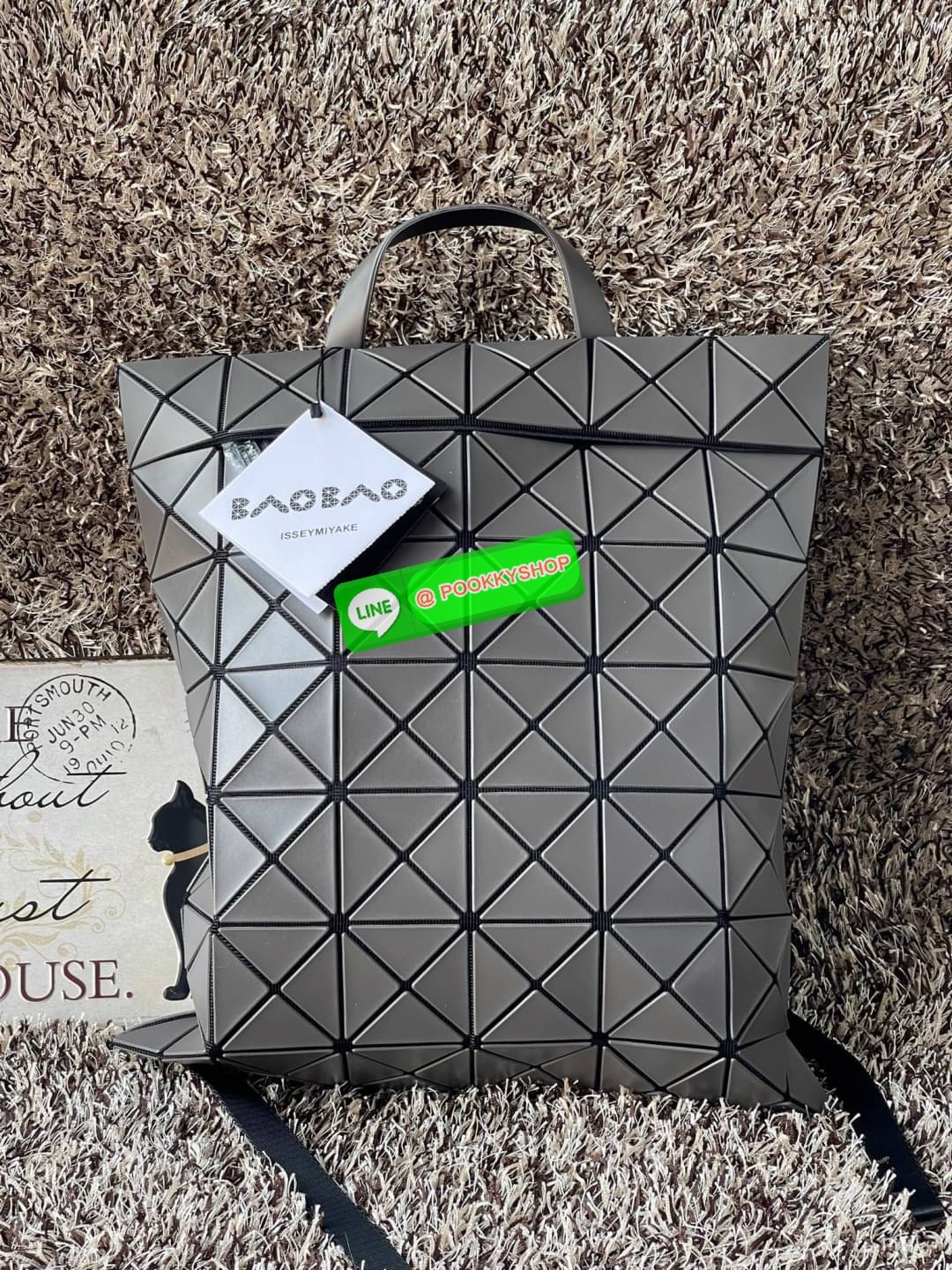 💕BAO BAO ISSEY MIYAKE FLAT PACK BACKPACK รุ่นนี้มีขนาดปานกลาง ไม่เล็กไม่ใหญ่จนเกินไป ดีไซน์เก๋ตามแบบฉบับของแบรนด์ มองเผิน ๆ อาจจะคิดว่ากระเป๋าแบนคงจุของได้ไม่เยอะ แต่บอกเลยว่าใส่ของได้เยอะกว่าที่คิด ด้วยดีไซน์รูปทรงสามเหลี่ยมที่ประกบกัน เมื่อใส่ขอ