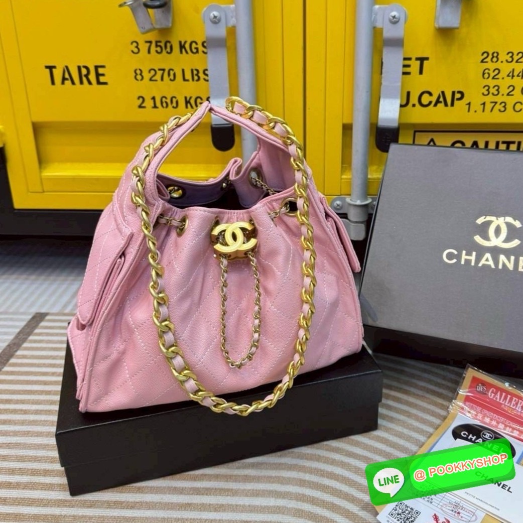 🕊️ พร้อมส่ง | CHANEL 25 Small Handbag กระเป๋าสะพายทรงโฮโบ คอลใหม่ล่าสุด ต้อนรับฤดูกาล SPRING-SUMMER 2025 รูปทรงใช้งานได้จริง จุของได้ ถือเก๋ๆ เอวี่เดย์ลุค บอกเลยว่าดีไซน์เก๋มาก สาวๆ เตรียมพุ่งตัวก่อนใครได้เลย ราคาสุดคุ้มที่นี่ที่เดียวค่า