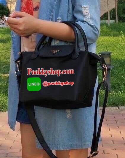 Don't Miss! PRADA NYLON BAG WITH ZIP VIP GIFT WITH PURCHASE กระเป๋าถือหรือสะพายสไตล์ Longchamp GWP พรีเมี่ยมกิ้ฟจากเคาน์เตอร์แบรนด์ Limited edition วัสดุ Nylon เนื้อหนาคุณภาพดีตามแบบฉบับแบรนด์ด้านหน้าประดับโลโก้หรู เปิดปิดด้วยฝาปิดและซิป ภายใน Polyes