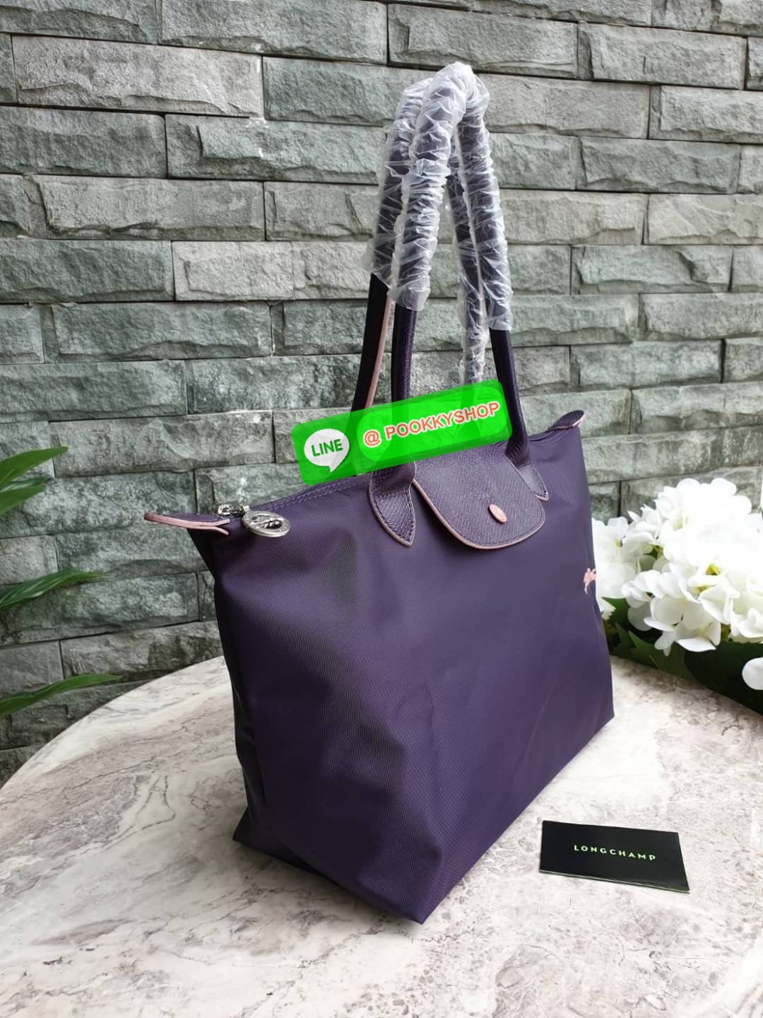 Longchamp Le Pliage Club Tote Bag Size S หูยาว วัสดุเนื้อผ้า Nylon Canvas เคลือบกันนำ้ ตัดด้วยหนังแท้ที่มีน้ำหนักเบา ดีไซน์เรียบง่ายแต่เต็มไปด้วยความคลาสสิก จนเป็นที่ชื่นชอบไปทั่วโลก Longchamp ปรับโฉม LE PLIAGE ด้วยการปักลายรูปม้า-ตราสัญลักษณ์ของแบรนด์บนผ