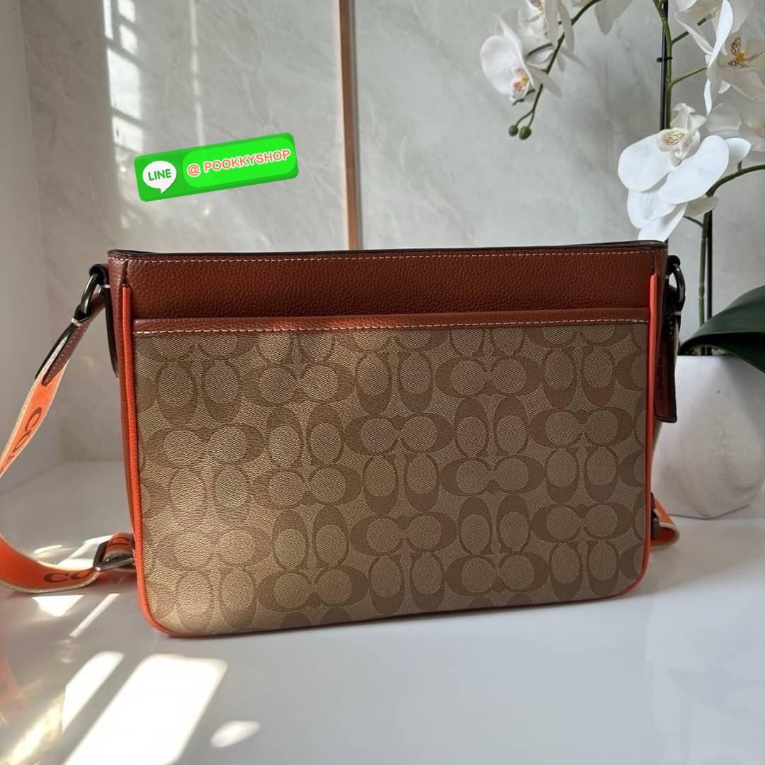 COACH DISTRICT CROSSBODY IN SIGNATURE CANVAS CH078 🔖กระเป๋าสะพายคอสบอดี้ทรงสีเหลี่ยม 🔖วัสดุ : canvas, ตัดขอบหนัง pebble leather 🔖 เปิด-ปิดแบบซิป ด้านในมีช่องซิปและช่องอเนกประสงค์ ปิดด้วยซิปด้านบน ซับในผ้า มีช่องซิปและช่องเก็บของด้า
