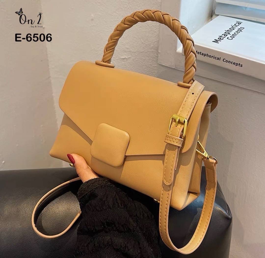 New arrivals รุ่นยอดฮิตที่ทุกคนต้องมีสีพื้น มีความคลาสสิค เรียบ แพงไม่ตะโกน สายปรับ สั้น/ คลอสบอดี้ได้ค่ะ จุได้ครบ พร้อมส่ง. ต้องจัดเลยค้า