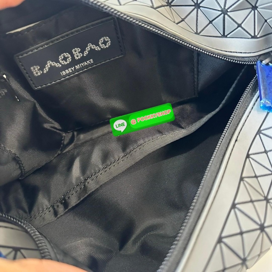 BaoBao Issey Miyake baton belt bag 🔖กระเป๋าคาดเอว/คาดอก เอกลักษณ์โดดเด่นตลอดทั้งใบ สุดเทห์ น้ำหนักเบาพกพาสะดวก 🔖วัสดุ: โพลียูรีเทนผสมหนัง 🔖เปิด-ปิดแบบซิปบน และมีช่องซิปด้านหน้า ภายในมีช่องแยกสัดส่วน 2 ช่อง ซับในผ้าไนลอน 🔖สา