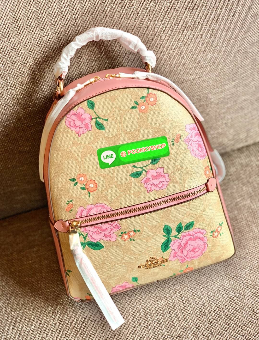 NEW IN! COACH JORDYN BACKPACK ((C1804//3011)) ไม่มียังไงไหว ต้องบอกว่าน้องสวยมากๆค่า! กระเป๋าสะพายหลังแบบมีหูหิ้ว หนังแแท้สวยค่ะ ❤️ทั้งใบปริ้นลายดอกไม้ สวยเด่ด สะดุดตาเลยทีเดียวค่ะ ด้านหน้ามีช่องซิปใส่มือถือหรือของจุกจิกลงไปได้ค่ะ เปิด-ปิดกระเป๋าแบ