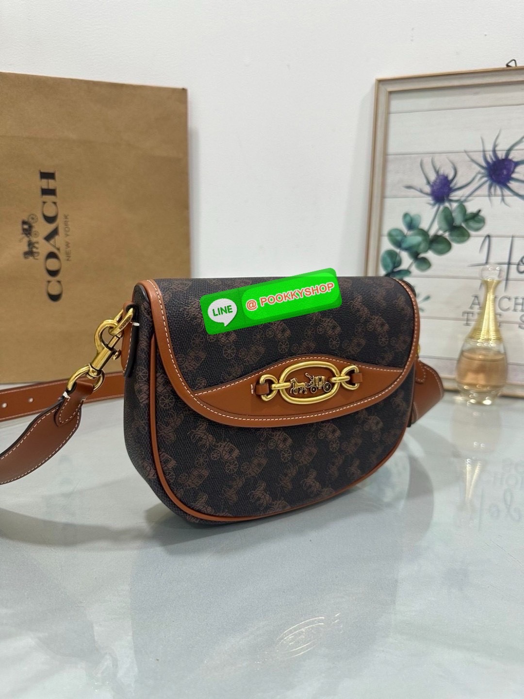 “Elegance in motion.” Coach CR512 Harley Crossbody – กระเป๋าสะพายข้างที่ผสานความหรูหราและความคลาสสิกได้อย่างลงตัว วัสดุคุณภาพเยี่ยม ผสมผสานระหว่างผ้าแคนวาสเคลือบลายซิกเนเจอร์และหนังเรียบ ลาย Horse and Carriage ที่ด้านหน้า เพิ่มความน่ารักและโดดเด่น เหมาะสำ