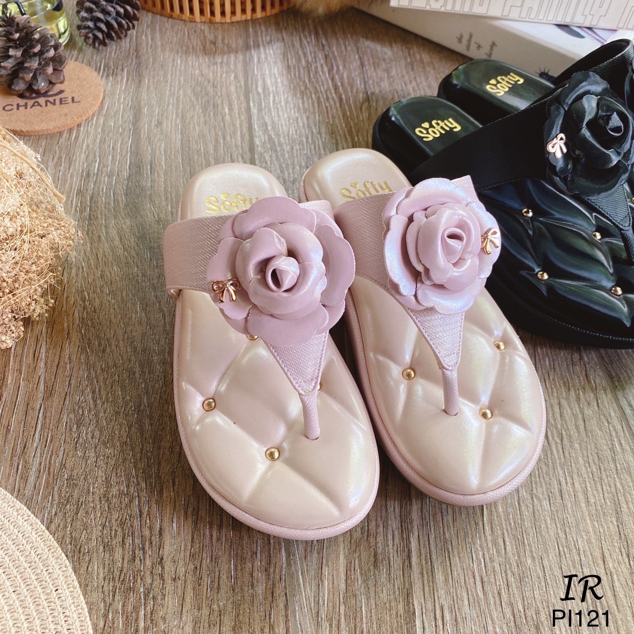 แบบขายดี!!! พร้อมส่ง รองเท้าโซฟา สไตล์ Shu Berry แบรนด์ดัง ผ้าวิ้งๆแต่งดอกกุหลาบด้านในซับนวมกำมะหยี่ พื้นฝังหมุดทองกลม ส้นหนา 1.5 นิ้ว พื้น Soft comfort งานhigh quality ได้ลองแล้วจะหลงรักเลยค่า