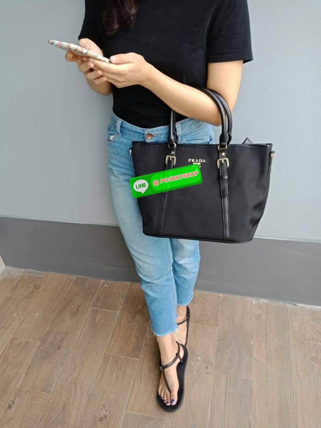 BACK IN STOCK! รุ่นขายดีมาก💞 PRADA NYLON กับรุ่น HANDBAGS กระเป๋าถือสะพาย จากงานพรีเมี่ยมกิ้ฟใหม่ บอกเลยว่า ใบนี้วัสดุเป็น NYLON กันน้ำทั้งใบ ตัวกระเป๋ามาพร้อมสายเข็มขัดคาดด้านหน้าและด้านหลัง ให้ความหรูหราไปอีกแบบ หูกระเป๋าสามารถทำทรง ตั้งและพับได