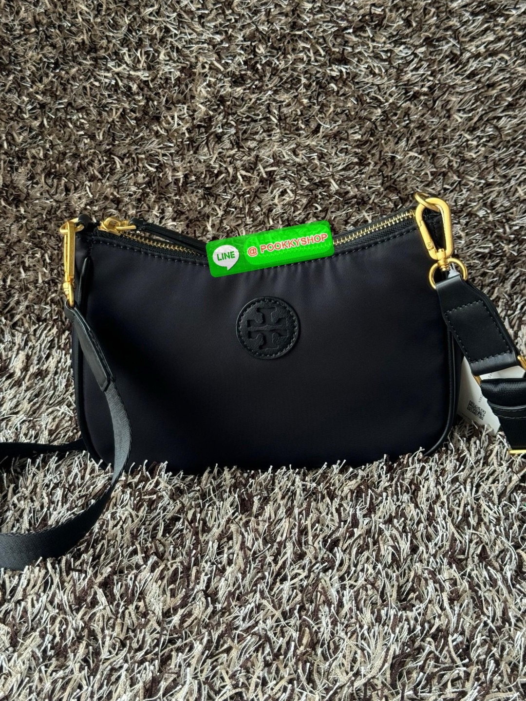 Tory burch nylon web mini hobo เป็นอีกหนึ่งตัวเลือกที่น่าสนใจสำหรับคนที่กำลังมองหากระเป๋าที่เน้นการใช้งาน ดีไซน์เรียบง่าย น้ำหนักเบา เน้นการใช้งานเป็นหลัก อีกทั้งยังมีสายสะพายแบบสปอร์ตช่วยคุณสะพายบนไหล่หรือครอสบอดี้ได้สะดวก ที่สำคัญ ผลิตจากผ้าไนลอนที่มีคว