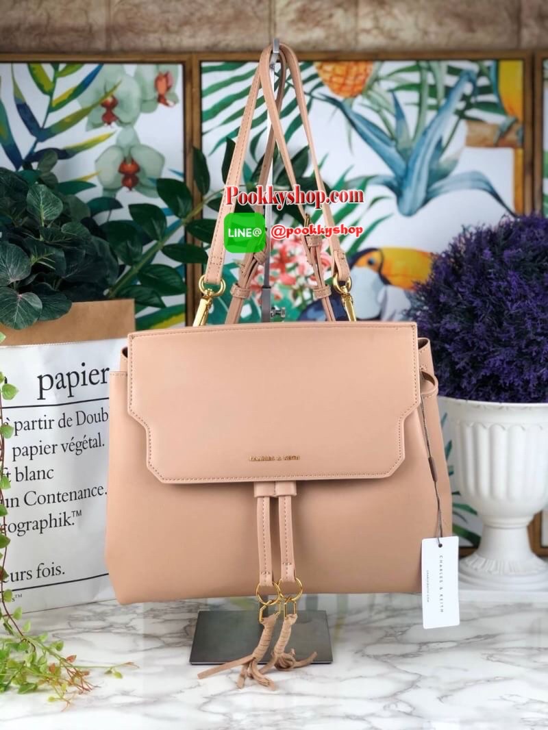 Charles & Keith Textured Tassel Shoulder Bag กระเป๋าเอนกประสงค์ ใช้ได้หลายแบบ! ตัวกระเป๋าแต่งด้านหน้าเป็นหนังกลับ-ช่วงด้านหลังเป็นหนังเรียบ (ยกเว้นสีครีม!! เป็นหนังเรียบทั้งใบ) มีพู่ห้อยด้านหน้าเก๋มาก เปิดปิดแบบกระดุมแม่เหล็ก ปรับทรงได้โดยการดึงหูรูดด้านห