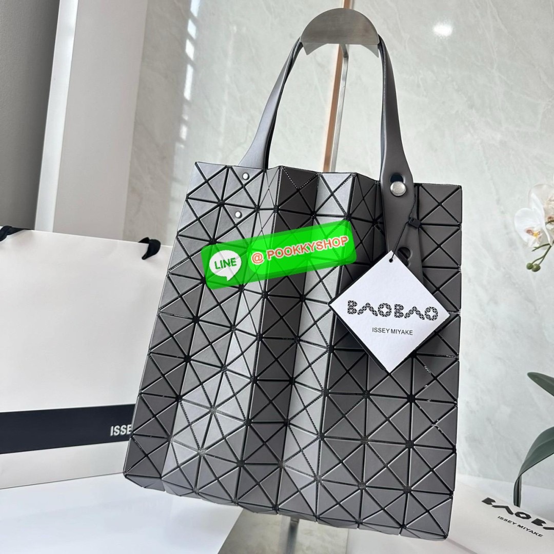 BAO BAO PRISM PLUS Handbag (Large) 🔖กระเป๋าถือจากแบรนด์ BAO BAO ISSEY MIYAKE ดีไซน์คลาสสิกทรงสี่เหลี่ยม มาพร้อมลวดลายสามเหลี่ยมที่มีมิติ 🔖วัสดุ: โพลีเอสเตอร์ ผสมหนัง 🔖 ปากกระเป๋าเปิด ซับในเป็นไนลอน มีช่องกระเป๋าด้านในและหูหิ้วกระเป