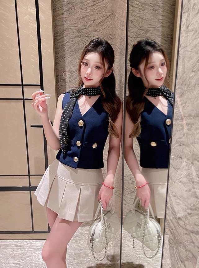 ชุดเซทแฟชั่น ชุดเซต4ชิ้น สุดคุ้ม!! เสื้อโทนสีกรม คอวีกระดุมหน้าสีทองสวยหรูโดดเด่น