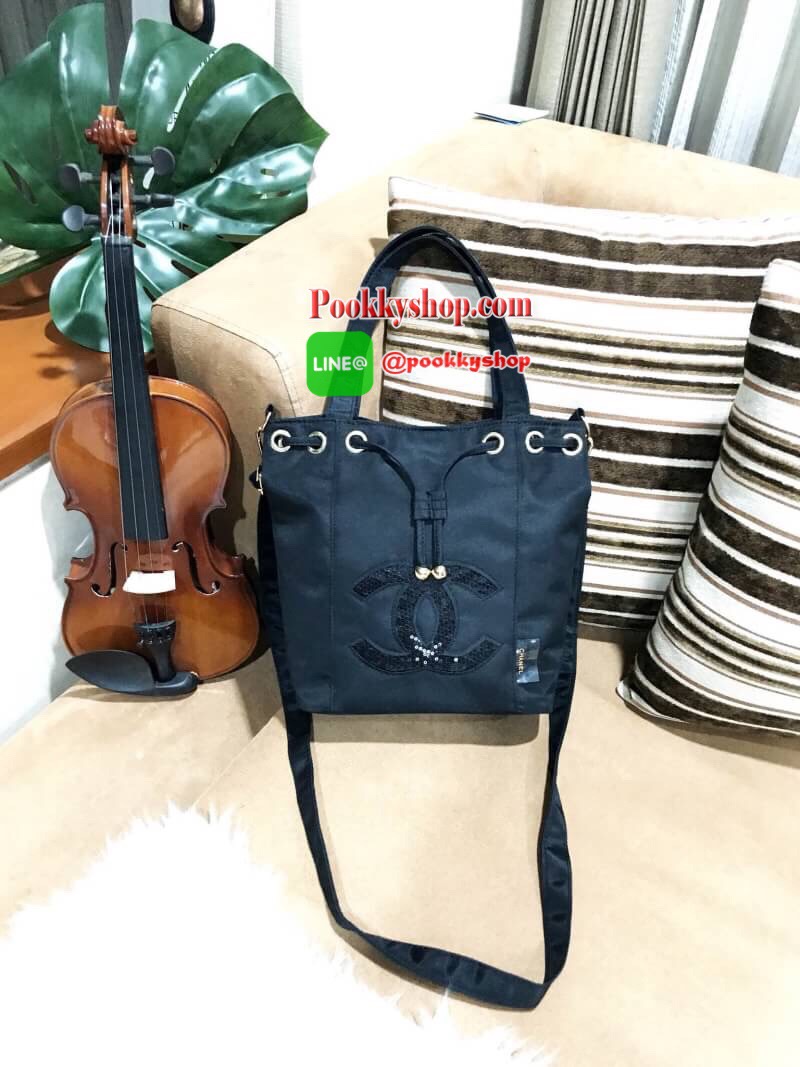 พร้อมส่งไอเท็มแนะนำ!!! Chanel Beaute Black Sequin Dreawstring Shopping Bag VIP GIFT Limited Edition ของแท้นำเข้าจากเคาน์เตอร์เครื่องสำอางค์ Chanel ขนาดกำลังดี น้ำหนักเบา ด้านหน้าประดับโลโก้แบรนด์สุดคลาสสิค เปิดปิดแบบหูรูด Drawstring พร้อมกระดุมแม่เหล็ก ซั