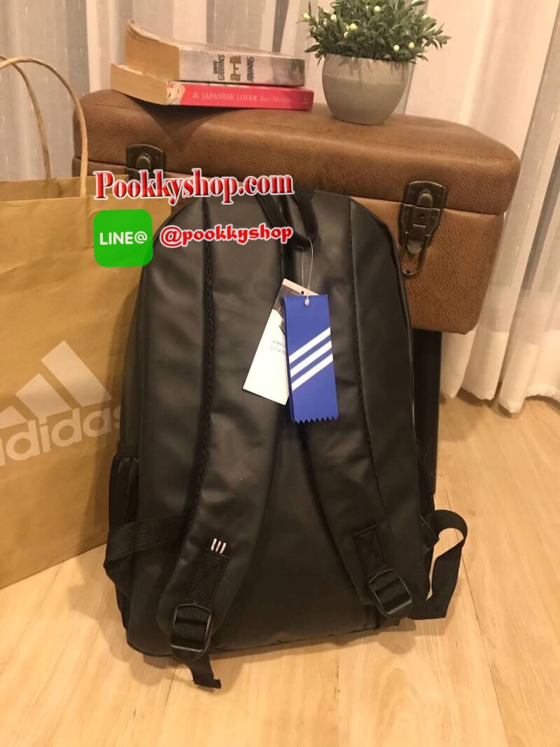 Adidas Originals 3D Backpack กระเป๋าสะพายหลัง 3D ลุคสุดล้ำของกระเป๋าสะพายหลัง ที่มาพร้อมช่องกระเป๋าซิปและลายพิมพ์สามมิติแบบอสมมาตร ดูดีมีสไตล์ด้วยการใช้วัสดุเลียนแบบหนังที่ทันสมัย ให้คุณมีพื้นที่มากขึ้นในการจัดเก็บ ด้วยช่องกระเป๋าด้านในหลายช่องสำหรับเก็บโ