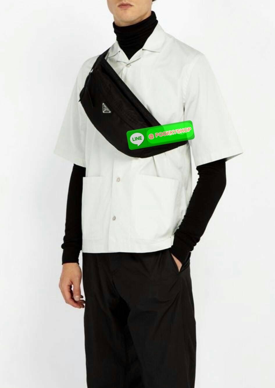 รุ่นยอดฮิต! กระเป๋าคาดอก น้ำหนักเบา ดีไซน์เป็นเอกลักษณ์ งานพรีเมียมสมนาคุณ prada ซึ่งเหมาะกับสายStreet มากๆค่ะ ทรงสาย จุของได้เยอะ ด้านหน้าประดับมีป้ายโลหะโลโก้แบรนด์ มีช่องซิปแยก อะไหล่สีเงินทั้งใบ ภายในปิดเปิดด้วยซิปมีที่จับหนังห้อย สามารถใส่กระเป๋าตังค