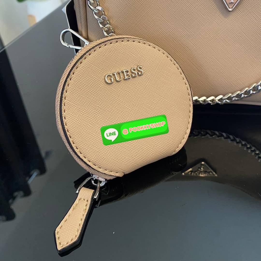 รุ่นใหม่ล่าสุด GUESS SHOULDER BAG ซื้อ1ได้ถึง2ไอเท็ม กระเป๋าพอชรูปทรงสวย เปิด-ปิดด้วยซิปด้านในโล่งกว้างมีช่องซิปใส่ของจุกจิก เพิ่มความน่ารักด้วย กระเป๋าใส่เหรียญใบเล็กทรงกลม เฝสามารถถอดใช้แยกได้ มาพร้อมสายโซ่สะพายไหล่ และสายสะพายยาวสามารถปรับระดับได้ฟรีไซ