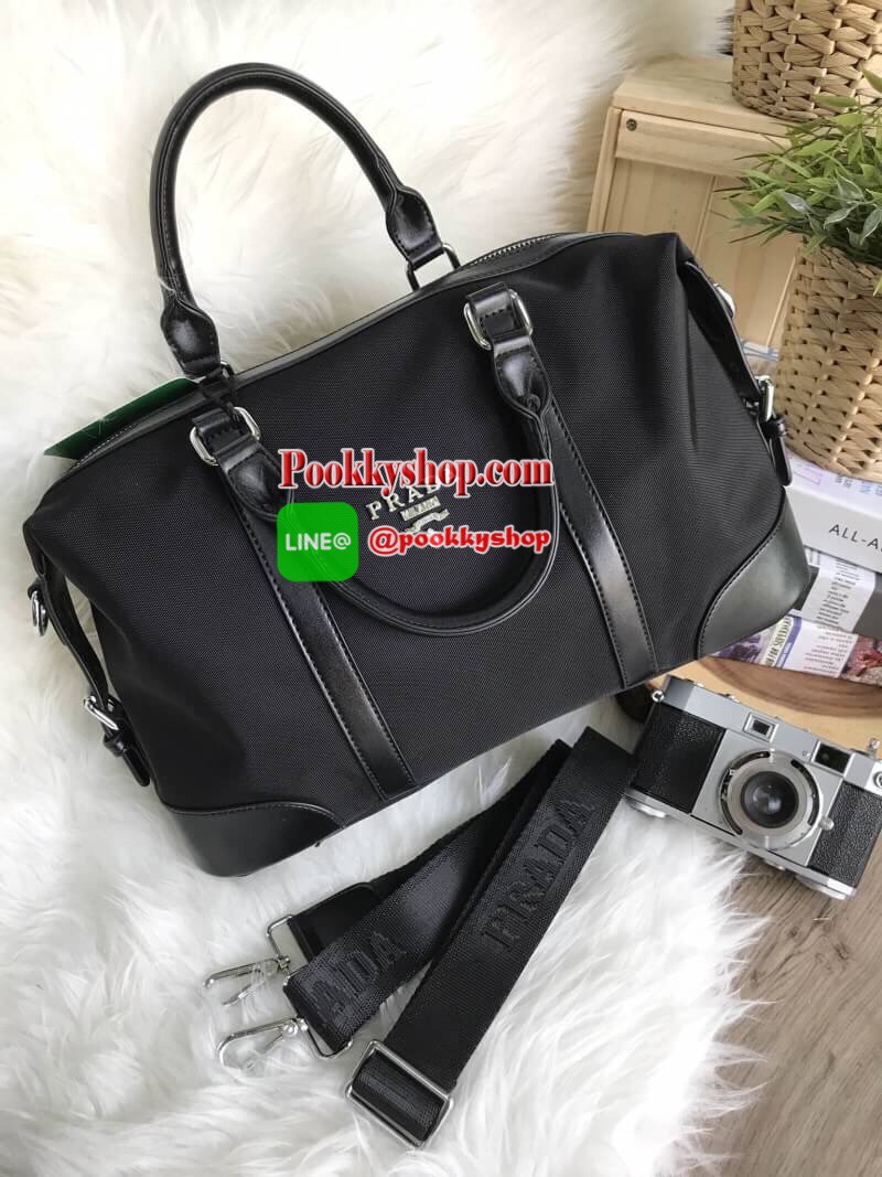 Don't Miss! PRADA NYLON TRAVEL BAG GIFT WITH PURCHASE GWP Limited edition พรีเมี่ยมกิ้ฟจากเคาน์เตอร์แบรนด์ต่างประเทศวัสดุ Nylon เนื้อหนาคุณภาพดีตามแบบฉบับแบรนด์ ด้านหน้าประดับโลโก้หรู ด้านข้างมีสายรัดแบบเข็มขัดปรับได้2ทรง ด้านหลังมีช่องซิป หูจับหนังแ