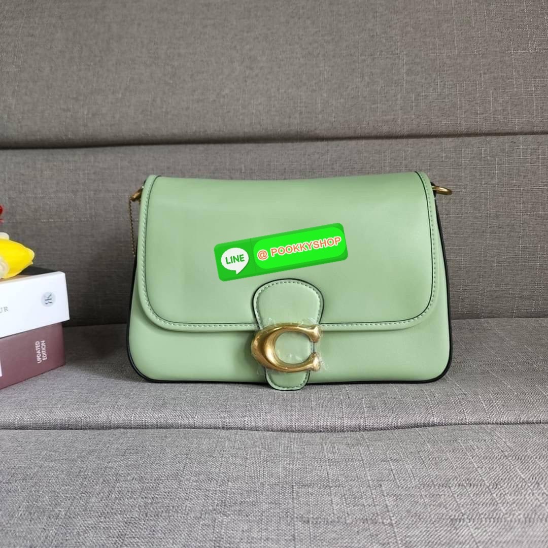COACH SOFT TABBY SHOULDER BAG (COACH C9804) กระเป๋าข้างเรียบหรู ใบเดียวสะพายได้หลายสไตล์ มีสายสะพายให้ถึง 3 เส้น ปรับเปลี่ยนสไตล์ได้หลายลุควัสดุหนังแท้ทั้งใบ สัมผัสนิ่มมือ น้ำหนักเบา เปิดปิดแบบกระดุมแม่เหล็กเป็นอะไหล่โลโก้แบรนด์ตัวใหญ่ โดดเด่น ภายในกระเป๋
