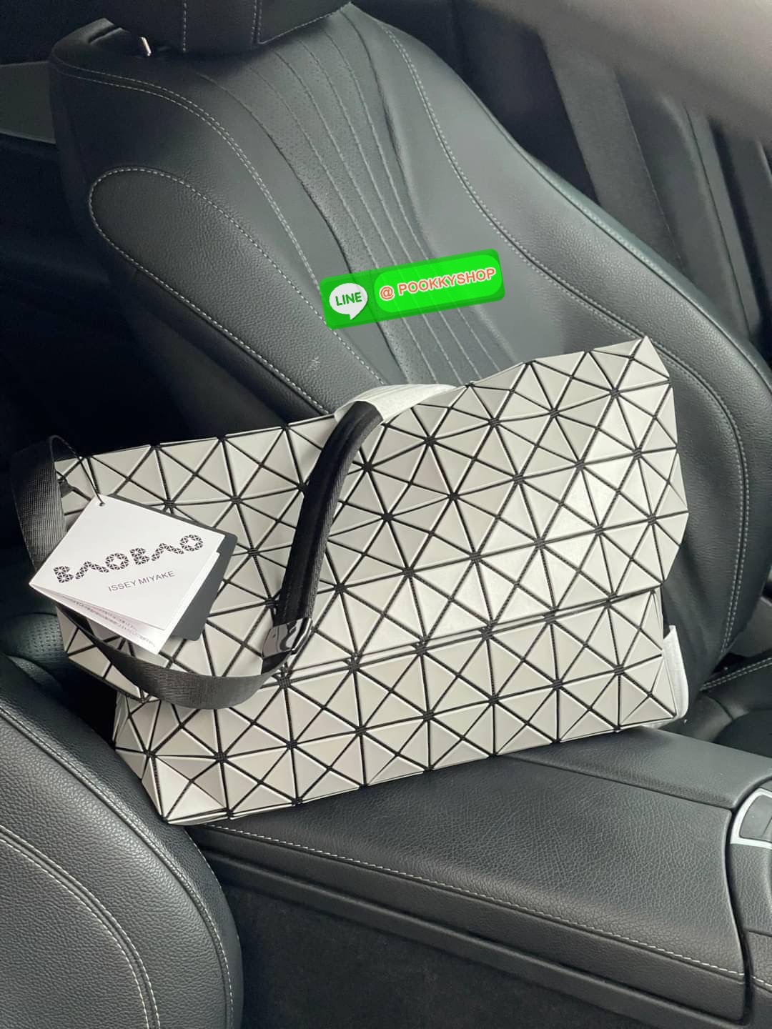 💕Baobao Issey Miyake Prism Sac ชาวมินิมอลทั้งชายและหญิงต้องถูกใจรุ่นนี้ เพราะ Prism Sac เป็นกระเป๋าแบบ unisex ที่มาพร้อมกับความเรียบง่ายของวัสดุเนื้อแมตต์ แต่ให้ลุคสไตล์เท่แบบคูลๆ โดดเด่นด้วยดีไซน์ที่ออกแบบมาให้ใช้งานที่ง่าย ตอบโจทย์ทุกสถานการณ์ฝา
