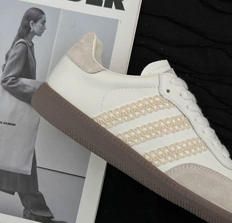 รองเท้าผ้าใบงานเกาหลี รุ่นนี้เป็นผ้าใบทรงที่ทุกคนต้องมี ด้ารข้างดีเทลเส้น สีละมุนมากใส่แล้ว สวยน่ารักมาก พื้นนิ่มใส่สบาย แมทช์กับชุดเริ่ดมาก ต้องมีแล้วน๊าา