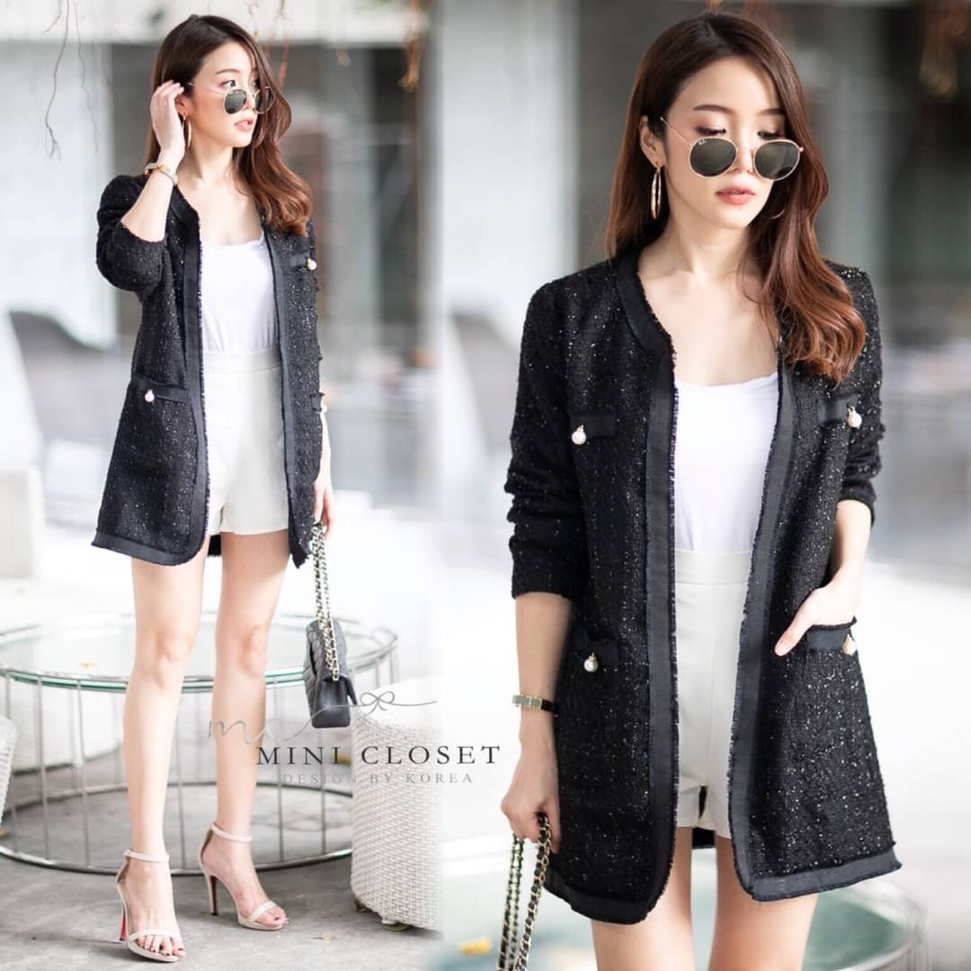 💖งานใส่สวยพร้อมส่งค่ะ💖 กับเสื้อคลุมตัวยาว เนื้อผ้ากลิตเตอร์เบาๆ เนื้อผ้าน้ำหนักดี ใส่ได้ทุกฤดูไม่ว่าร้อน/หนาว ซับในทั้งตัว กระเป๋าหน้า ติดอะไหล่มุกงานขายดี ที่ต้องมีค่ะ