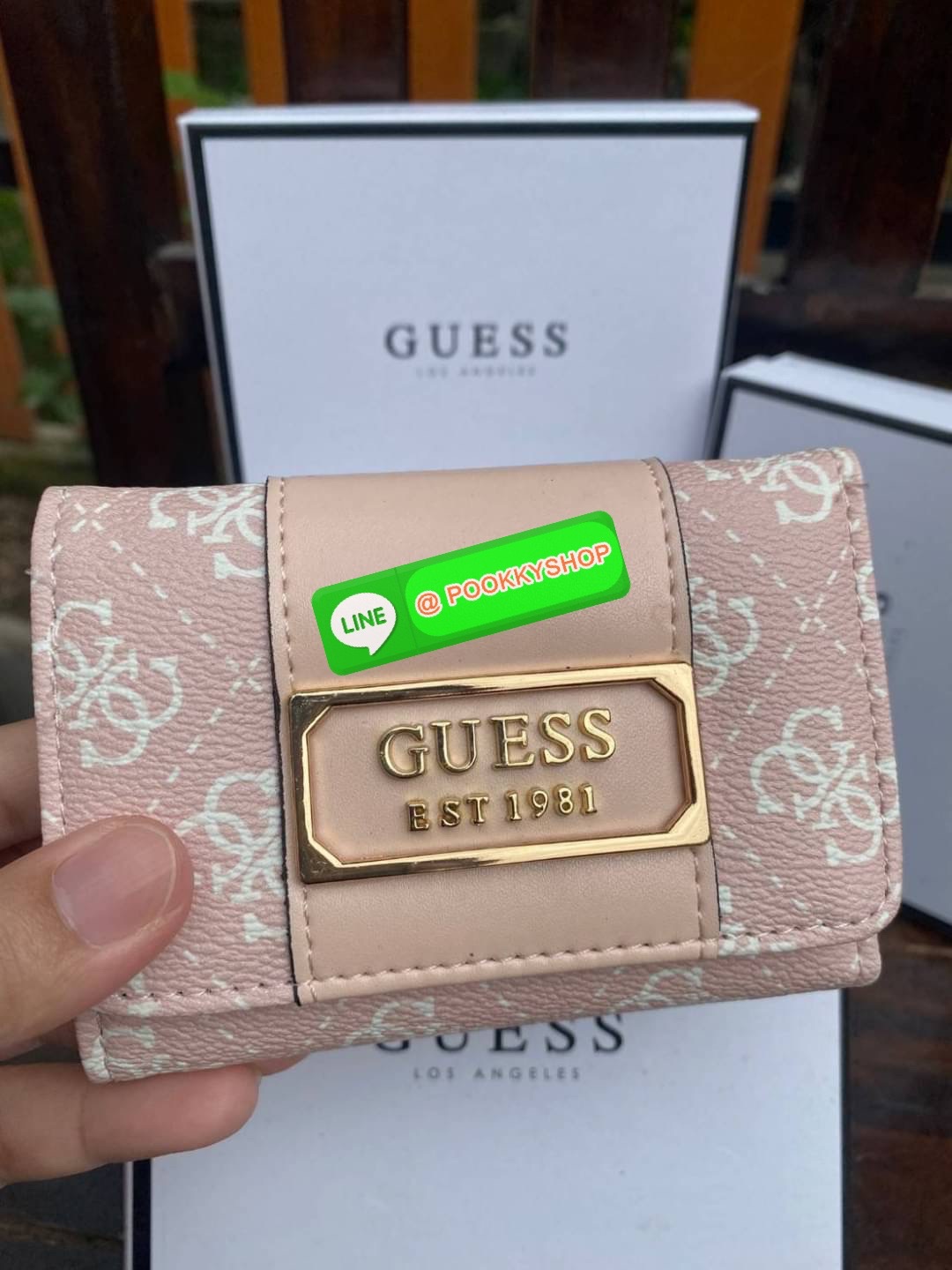 Guess กระเป๋าสตางค์ใบสั้น 3 พับ พร้อมกล่อง มีช่องใส่บัตร ใส่แบงค์พันได้ไม่ต้องพับ ข้างหน้าติดโลโก้แบรนด์อะไหล่ทอง สวย หรู ดูแพง ไปอีกจ้า