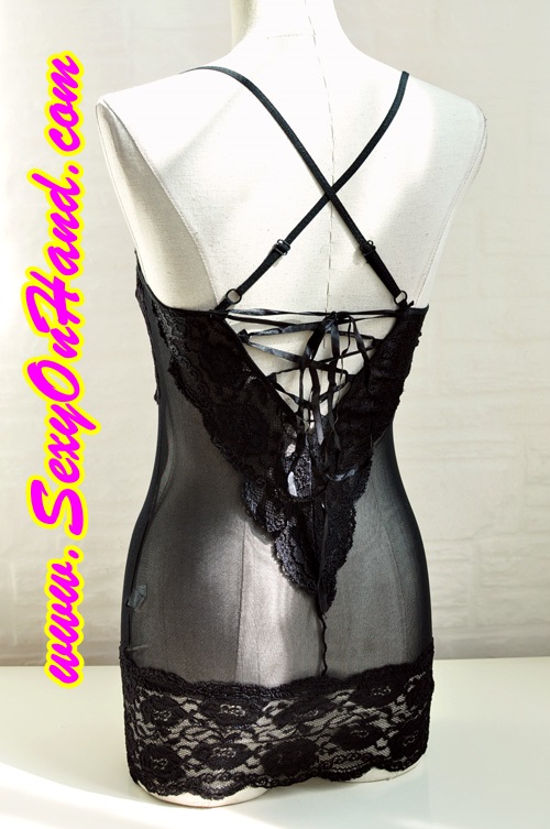 ชุดนอน เซ็กซี่ ชุดซีทรู ชุดนอน สายเดี่ยว ชุดยั่วน้ำลาย ชุดลูกไม้ เนื้อผ้าบางเบา สีดำ ผ้าลูกไม้ นุ่ม เกรด AA แต่งแถบลูกไม้ช่วงอก พร้อมโครงเหล็กซ่อนด้านในเพื่อช่วยเน้นช่วงเนินอก ขอบล่างแต่งแถบลูกไม้ กว้าง4-5 นิ้ว เพิ่มความเซ็กซี่ มากๆ สวยหรู เหมือนในรูปเ