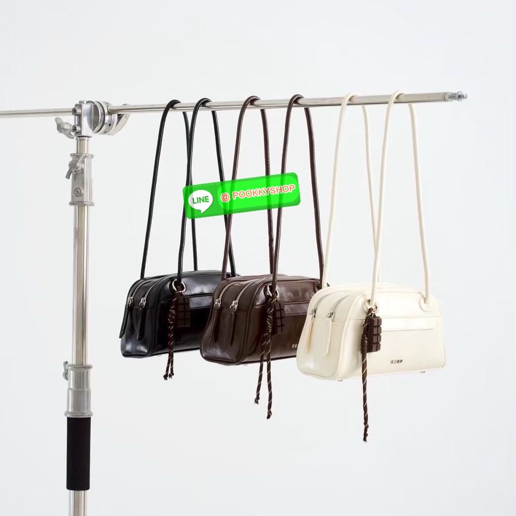 🌙 NEW IN — KEEP “Moonlight” Bowling Bag สไตล์มินิมอล เรียบแต่ดูแพง สะพายได้ทุกลุค ทุกโอกาส ✨ 👜 ดีไซน์ทรง Bowling สุดคลาสสิก ที่ทั้งใช้งานง่ายและมีโครงสวยตั้งทรง ทำจาก หนังสังเคราะห์ไมโครไฟเบอร์ Smooth Nano Oily สัมผัสเรียบเนียน น้ำห