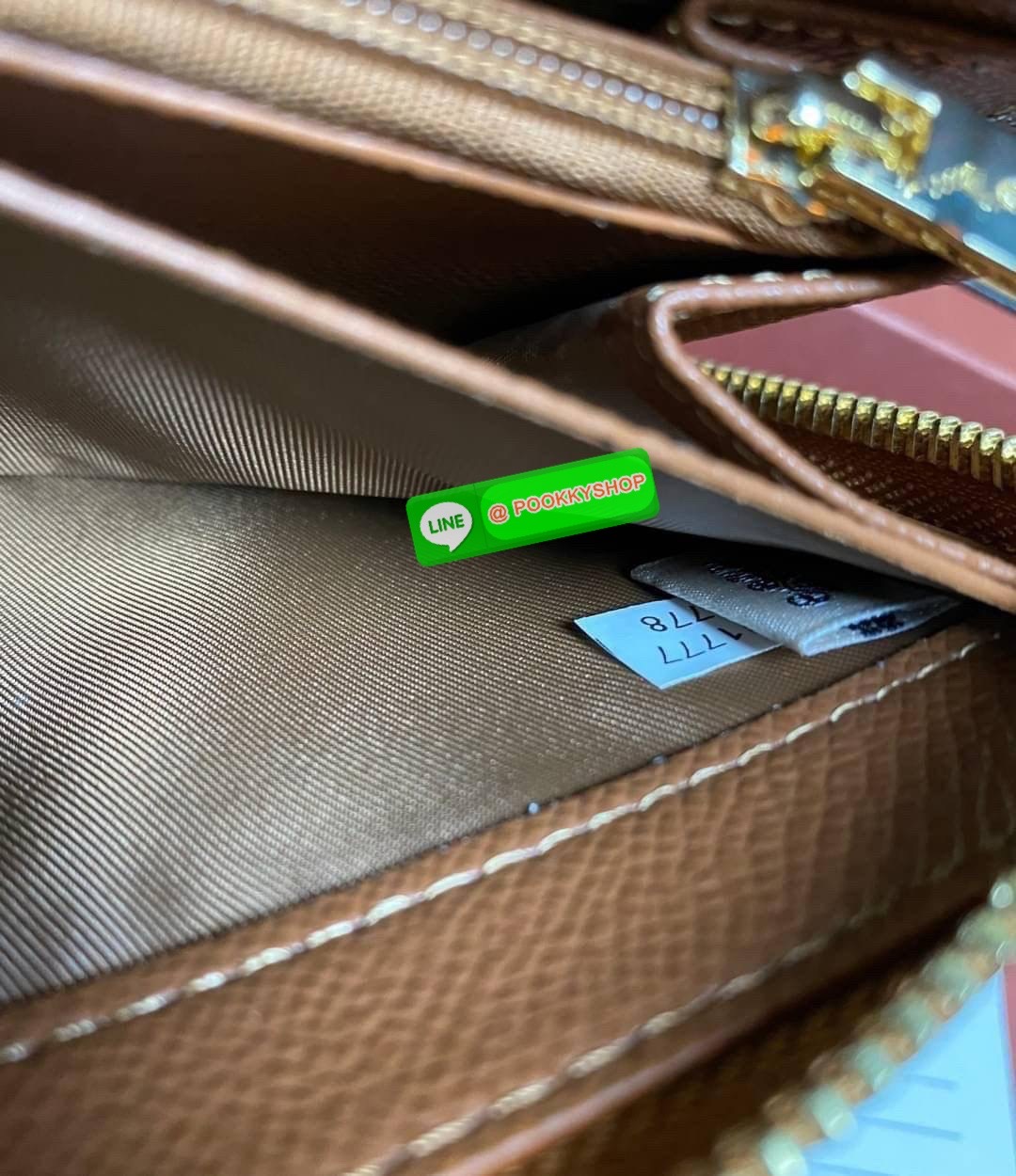 พร้อมส่ง 📌อุปกรณ์มาพร้อมกล่อง/แคร์การ์ด/ถุงกระดาษ/พวงกุญแจ COACH ACCORDION ZIP WALLET IN SIGNATURE CANVAS กระเป๋าสตางค์ใบยาว ซิปรอบ ใช้งานง่าย ด้วยฟังค์ชั้น ด้านใน ใส่บัตรได้จุใจ มีช่องซิปใส่เหรียญตรงกลาง โดนใจหลายๆคนไปเรียบร้อยและคลาสสิค เรียบหรู