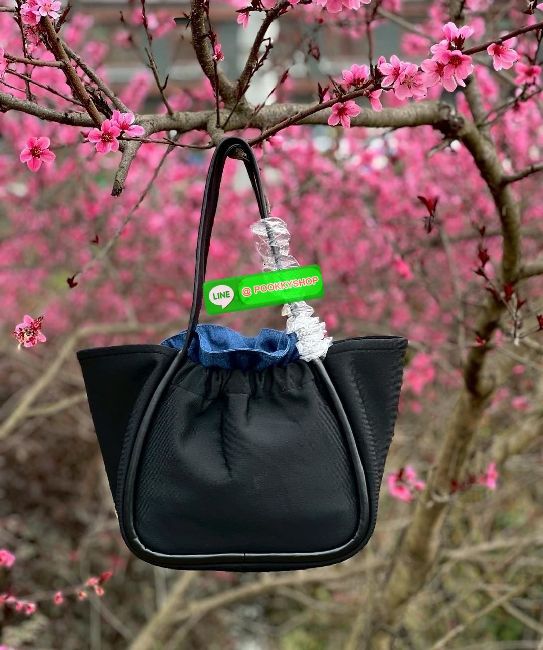 MERGE A DAY MEDIUM BAG 🔖พร้อมส่ง! กระเป๋าหิ้วหรือคล้องไหล่ ทรงสวย วัสดุผ้าทอเทคนิค Flyknit อย่างดี แต่มีน้ำหนักเบา หูหิ้วแบบหนังมีความแข็งแรงในการใช้งานค่ะ ภายในโล่งกว้าง ใส่สัมภาระได้เยอะค่ะ