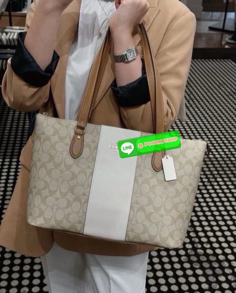 Coach Gallery Tote In Signature Canvas With Stripe (CR121) 🔖กระเป๋าทรงโท้ทใบใหญ่ ทรงช้อปปิ้ง โดดเด่นด้วยหนังตัดแทบด้านหน้า 🔖วัสดุ : หนังแคนวาสตัดหนังแท้ 🔖เปิด-ปิดด้วยซิปด้านบน ภายในโล่ง มีช่องซิป1ช่อง สามารถ ใส่แฟ้มเอกสารได้