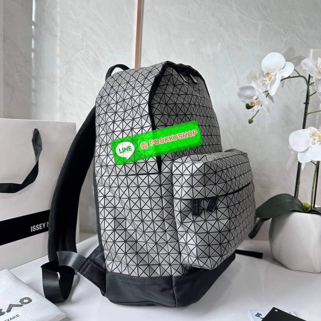 BAO BAO ISSEY MIYAKE KURO DAYPACK BACKPACK 🔖กระเป๋าเป้รุ่นฮอตทรงเรขาคณิตที่สุดในญี่ปุ่น KURO ภาษาญี่ปุ่นคือมาความเก๋ไก๋ เป็นกระเป๋าเป้ที่น้ำหนักแต่สามารถรับน้ำหนักได้ดี 🔖วัสดุ โพลียูรีเทน(Polyurethane) น้ำหนักเบา มีความแข็งแรง 🔖เปิ