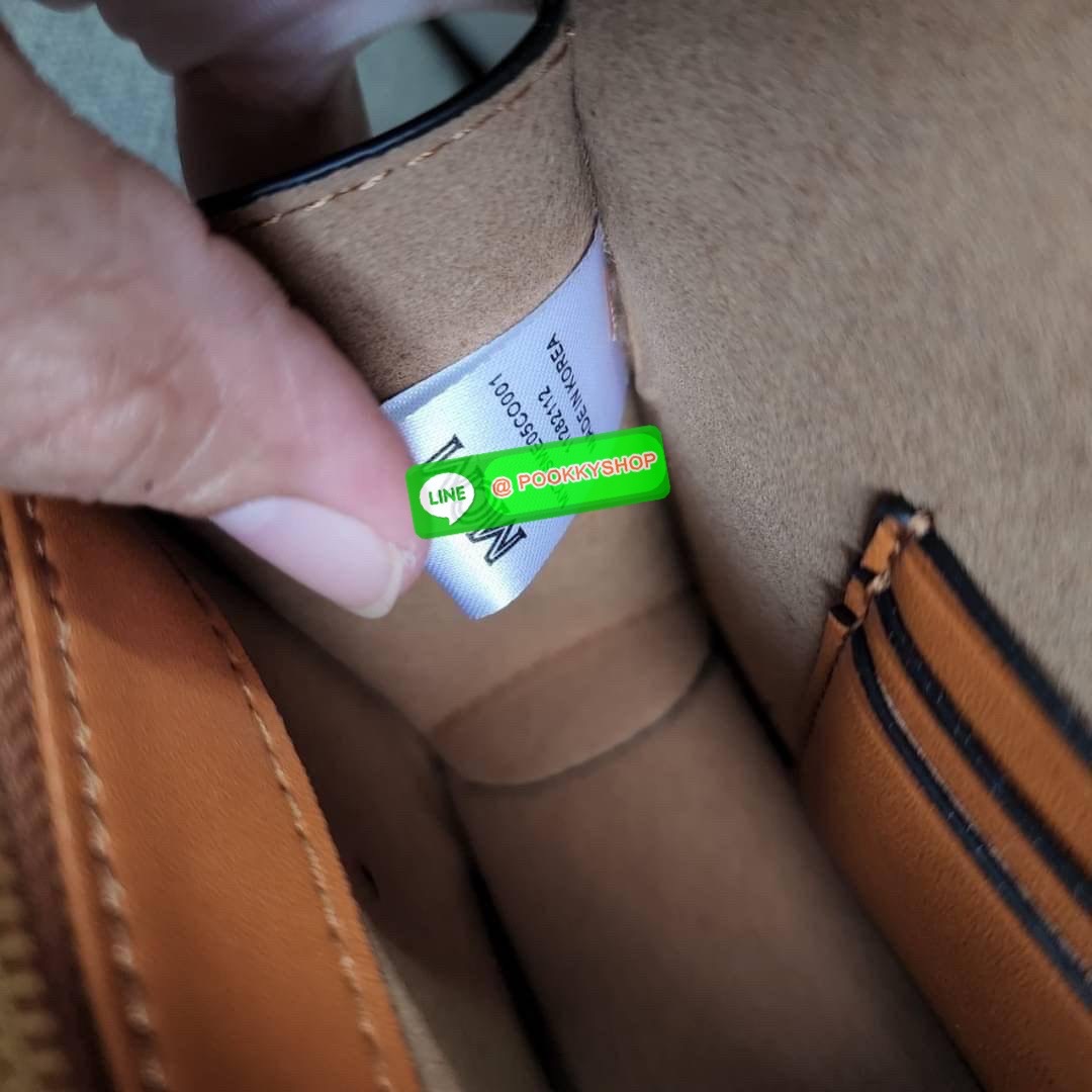 MCM Gretl Cossbody in visetos กระเป๋า Gretl กระทัดรัด ไอเทมใหม่ สุดฮิต ที่สาวๆต้องมีคะ วัสดุหนังแคนวาส ตัดหนังแท้ มาพร้อมสายสะพายโซ่อะไหล่สลับหนัง ข้างช่องโล่งสามารถใส่มือถือ iPhone Pro max ได้เหมาะสำหรับสะพายเที่ยวชิวๆในวันหยุดพักสบายๆ สีน้ำตาลคอนยัคทีแม