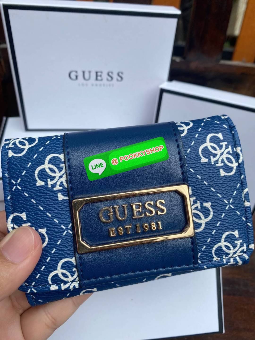 Guess กระเป๋าสตางค์ใบสั้น 3 พับ พร้อมกล่อง มีช่องใส่บัตร ใส่แบงค์พันได้ไม่ต้องพับ ข้างหน้าติดโลโก้แบรนด์อะไหล่ทอง สวย หรู ดูแพง ไปอีกจ้า