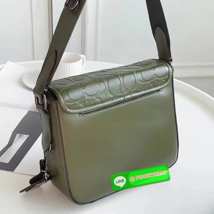 NEW IN! COACH SULLIVAN FLAP CROSSBODY IN BLOCKED SIGNATURE ((CC032)) พร้อมส่ง! รุ่นที่หนุ่มๆถามถึงกันเข้ามา กับกระเป๋าสะพายแบบครอสบอดี้ร์ หนังแท้อย่างดี สวยมากๆ สามารถพกพาไปได้กับทุกๆวัน 🌟รุ่นนี้ห้อยพวงแบรนด์ด้านข้างมาให้2พวงค่ะ ด้านหน้ามีข่องซิปห