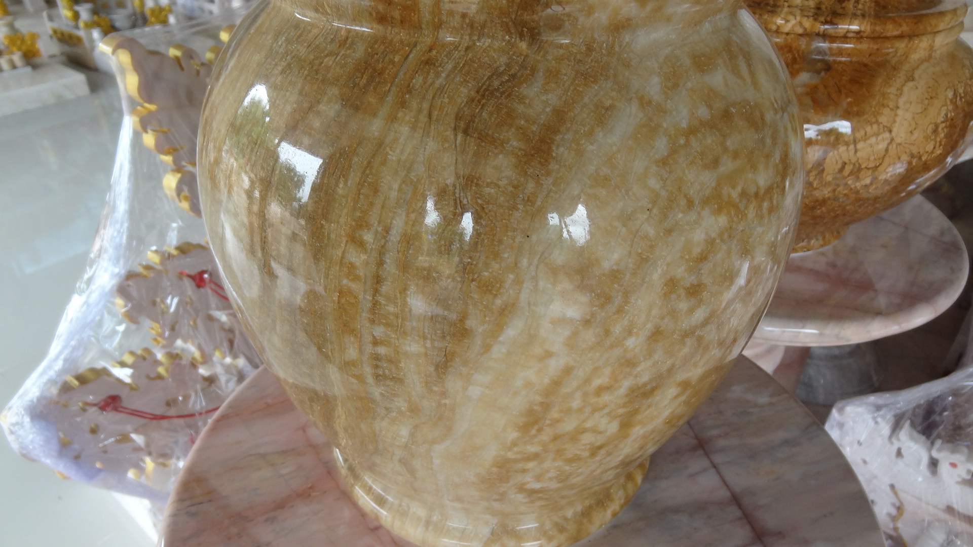 แจกันหินอ่อน ผอบ ขนาดสูง 40 เซนติเมตร กว้าง 25 เซนติเมตร