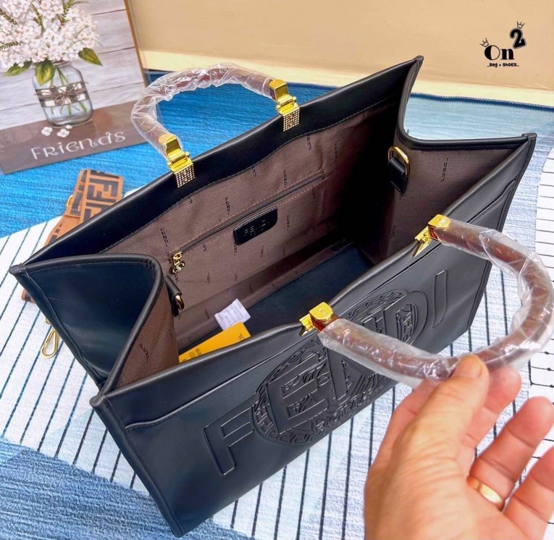 FENDI Shopping bag FENDI ทรง shoppingใบใหญ่ อะไหล่สีทองหรูหรา ใช้งานได้ทุกลุค เกรดงานสวย งานชนชอป ใช้ได้ Everyday Look เลยค่า
