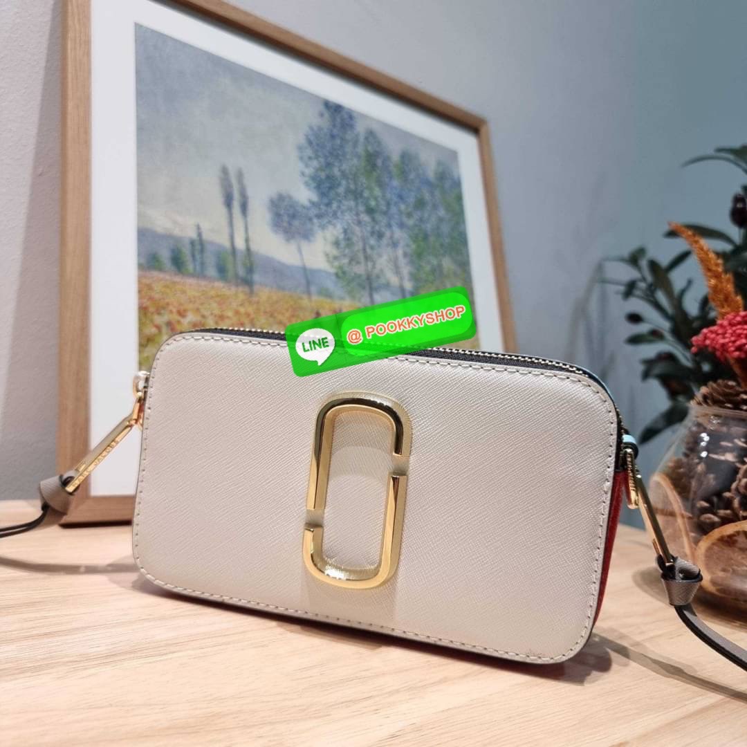 MARC JACOBS THE SNAPSHOT CAMERA BAG ไอเท็มยอดฮิตที่โดดเด่นเป็นเอกลักษณ์ กับกระเป๋าสะพายข้างสุดปัง เรียกได้ว่าไม่ซ้ำใคร!! วัสดุหนังวัว สวยอยู่ทรง เปิด-ปิดกระเป๋าด้วยซิป มีซิปหลัก 2 ช่อง แบ่งสัดส่วนไว้ดีมาก มาพร้อมสายสะพายสปอร์ตเส้นใหญ่ ที่ออกแบบโทนสีมาให้เ