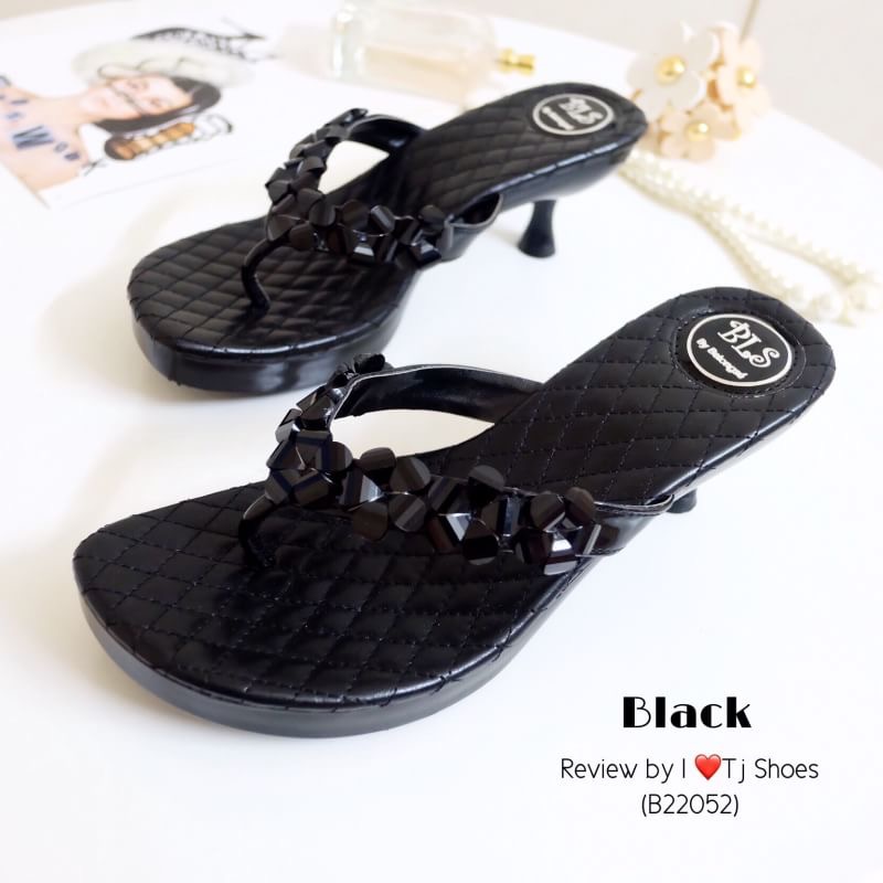 พร้อมส่ง สวยเกร๋สวยแรงส์มว๊ากอะเธ๊อออ !!! รองเท้าหูหนีบลำลอง ที่เห็นแล้ว Like เลย หนังนิ่ม ประดับดอกไม้แลดูตั้ลล้าคๆ ทรงสวย สวมใส่ง่าย แมทกับชุดก็ง่าย แถมใส่ได้ตล็อดๆ ห้ามพลาดเลยนร้า รีบจับจองด่วนๆเลยจร้า(สูง2.5นิ้ว)