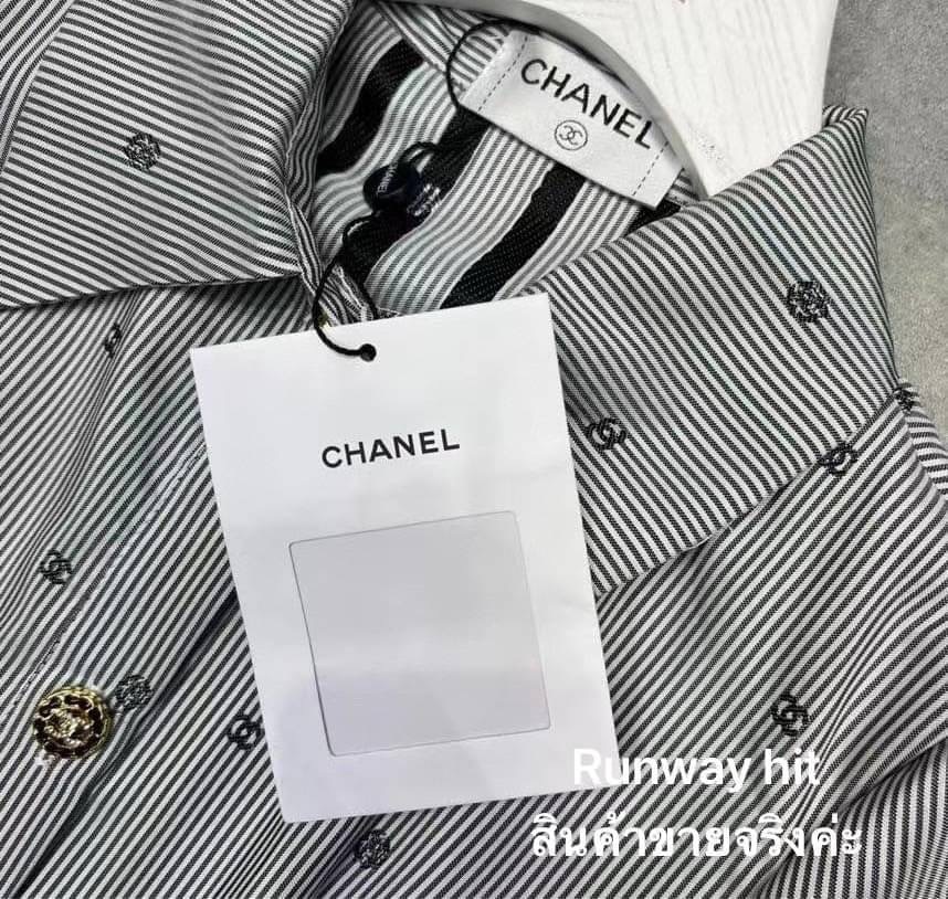 ใหม่ล่าสุด collection Chanel 2022 dress ทรงสวยผ้า jacquard ลายเส้น ปักลายlogo cc และดอก คามืเลียตามแบบฉบับ Chanel กระดุมปั๊ม เป๊ะทุกจุด ผ้าทิ้งตัวมีน้ำหนัก cutting เนี้ยบ งาน high end ห้ามพลาด