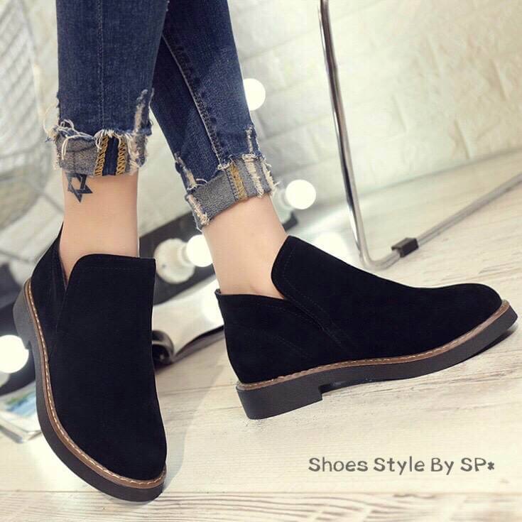 SHORT BOOTS NUBUCK VINTAGE STYLE สินค้ามาใหม่ แบบพร้อมส่ง รองเท้าคัชชูกึ่งช็อทบู้ทส์สไตล์วินเทจแนวฮิปๆ วัสดุหนังกลับเนื้อหนาขึ้นทรงด้านในบุหนังชาร์มัวร์นุ่มๆ แต่งซิปหลังห้อยพู่ถอดใส่ง่าย พื้นยาง เดินสบาย ทรงเก็บหน้าเท้าได้ดีมากมากสินค้าจริงสวยเป๊ะตามภาพ ม