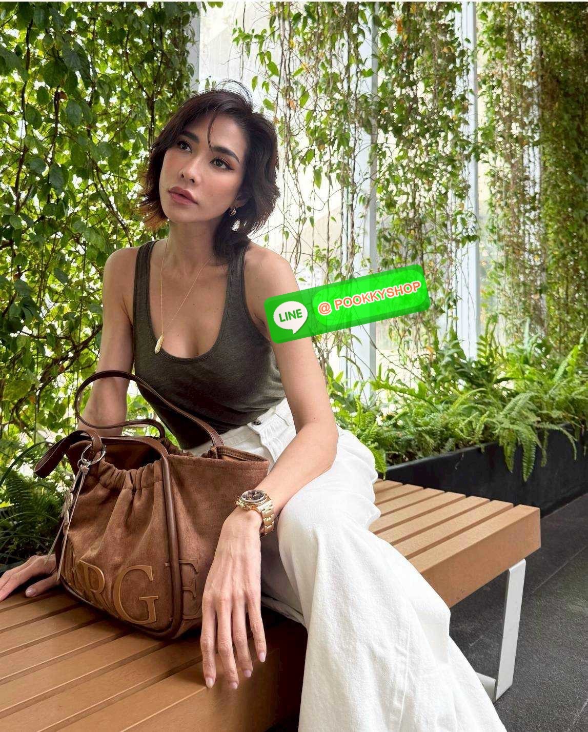 Merge a day bag (medium) 🔆 Details จะกี่รุ่นก็แรงไม่ไหว! กับกระเป๋าสะพายทรงสวย รุ่นผ้ากำมะหยี่ โทนสีน้ำตาลที่กำลังอินมากสำหรับปีนี้ รูปทรงยืดหยุ่น สามารถปรับปีกกระเป๋าเก็บทรงได้ สายสะพายคล้องไหล่ในตัว ภายในมีกระเป๋าผ้าซ้อนให้ ถอดออกได้ (มีอะไหล่เก