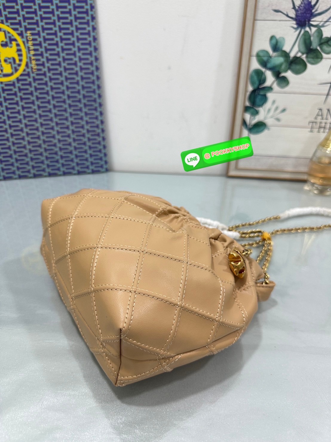 Tory Burch Fleming Drawstring Bag ผลิตจากหนังนิ่ม ตกแต่งด้วยลายไดมอนด์และสายโซ่