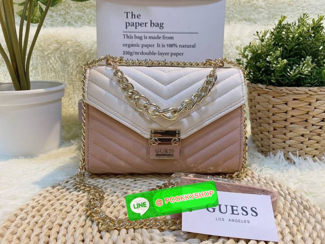 GUESS กระเป๋าสะพายทรงน่ารัก สวยอยู่ทรง ขนาดกำลังดี น้ำหนักเบา ด้านหน้ามีโลโก้แบรนด์อะไหล่ทอง โซ่ห้อยด้านหน้าไม่ชอบ สามารถถอดได้ เปิดปิดด้วยกระดุมแม่เหล็กสะดวกใช้ ภายในมี 1 ช่องย่อย และ 1 ช่องซิปเล็ก