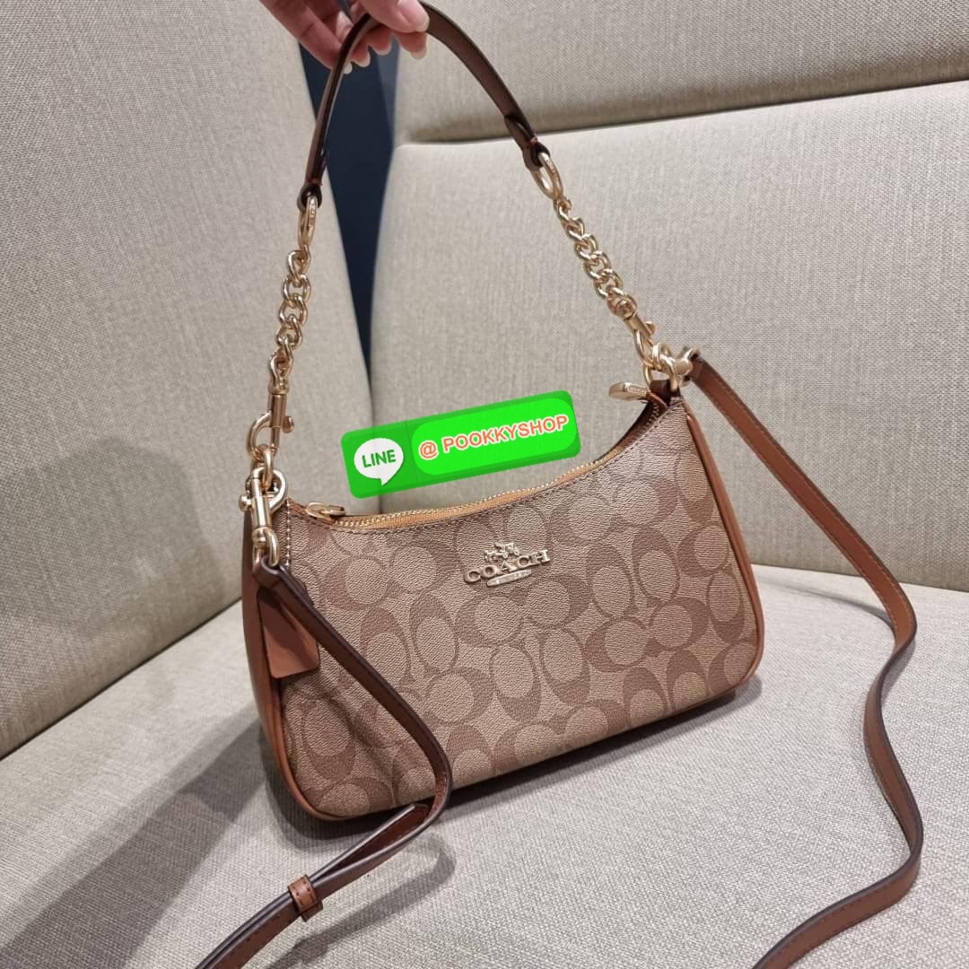 COACH CA548 TERI SHOULDER BAG IN SIGNATURE CANVAS คอลเลคชั่นใหม่ล่าสุด ที่สาวๆรอคอย กระเป๋าสะพายไหล่กึ่งทรงพอช พร้อมเสิร์ฟความสวยถึงบ้านไปเลยก่อนใคร แบบไม่ต้องพรีฯ ด้วยดีไซน์คลาสสิคที่แอบแฝงความเรียบหรู มาพร้อมสายสะพาย 2 เส้น เป็นสายโซ่คล้องแขนและสายสะพาย