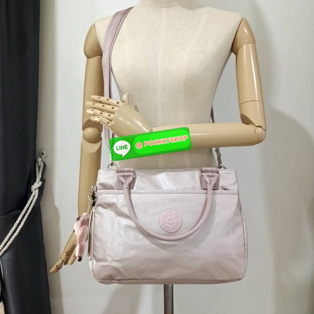 KIPLING Caralisa bag กระเป๋าถือหรือสะพาย วัสดุ Polyester เคลือบผิวกันน้ำ รุ่นใหม่จสก kipling เหมาะสำหรับวันทำงาน หรือ ใช้สะพายในชีวิตประจำวัน สามารถใส่กระดาษ A4 หรือ Ipad /Tablet ได้ถึง 11 นิ้ว